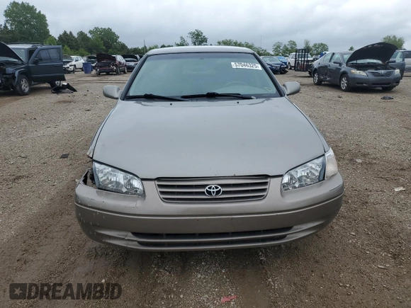 2001 Toyota Camry CE z VIN 4T1BG22K01U057836, wystawiony jako Copart lot #57046325 z przebiegiem 151 882 mil mil oraz Szkoda całkowita • Salvage title. Historia ofert i sprzedaży dostępna na DreamBid. Obrazek 5.
