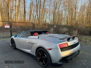 2013 Lamborghini Gallardo z VIN ZHWGU6BZ7DLA12811, wystawiony jako Copart lot #42301395 z przebiegiem 35 388 mil mil oraz Szkoda całkowita • Salvage title. Historia ofert i sprzedaży dostępna na DreamBid. Obrazek 3.