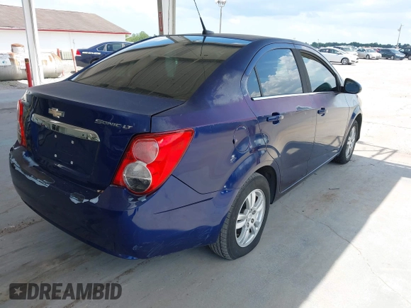 2014 Chevrolet Sonic LT z VIN 1G1JC5SH5E4158757, wystawiony jako IAAI lot #42365251 z przebiegiem 151 346 mil mil oraz . Historia ofert i sprzedaży dostępna na DreamBid. Obrazek 4.
