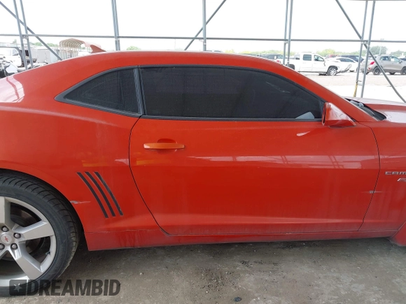 2011 Chevrolet Camaro 1LT z VIN 2G1FB1ED2B9157424, wystawiony jako IAAI lot #42063035 z przebiegiem 135 796 mil mil oraz . Historia ofert i sprzedaży dostępna na DreamBid. Obrazek 13.