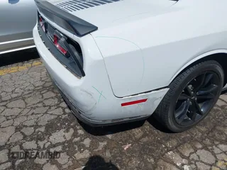 2017 Dodge Challenger SXT z VIN 2C3CDZAG7HH633821, wystawiony jako IAAI lot #42242378 z przebiegiem 97 492 mil mil oraz . Historia ofert i sprzedaży dostępna na DreamBid. Obrazek 17.