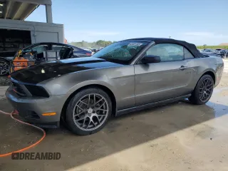2010 Ford Mustang V6 z VIN 1ZVBP8ENXA5178376, wystawiony jako Copart lot #63901365 z przebiegiem 152 777 mil mil oraz Czysty tytuł • Clean title. Historia ofert i sprzedaży dostępna na DreamBid. Obrazek 1.