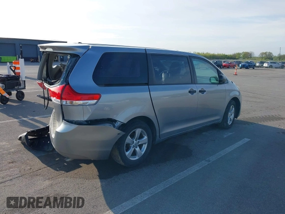 2013 Toyota Sienna L z VIN 5TDZK3DC2DS321418, wystawiony jako IAAI lot #42095972 z przebiegiem 189 688 mil mil oraz . Historia ofert i sprzedaży dostępna na DreamBid. Obrazek 4.