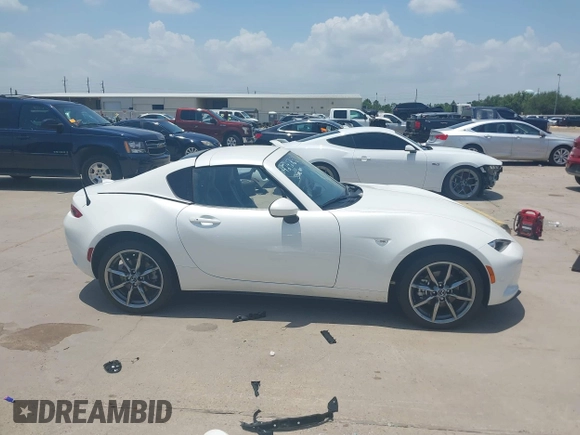 2021 Mazda MX-5 Miata Grand Touring z VIN JM1NDAM71M0457011, wystawiony jako IAAI lot #42427652 z przebiegiem 4 045 mil mil oraz . Historia ofert i sprzedaży dostępna na DreamBid. Obrazek 14.
