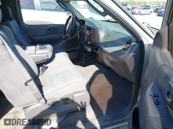 2003 Ford F-150 XL с VIN 1FTRX07W83KB40268, выставлен на аукционе IAAI как лот 42009163 с пробегом 243 836 миль миль и . История ставок и продаж доступна на DreamBid. Изображение 5.