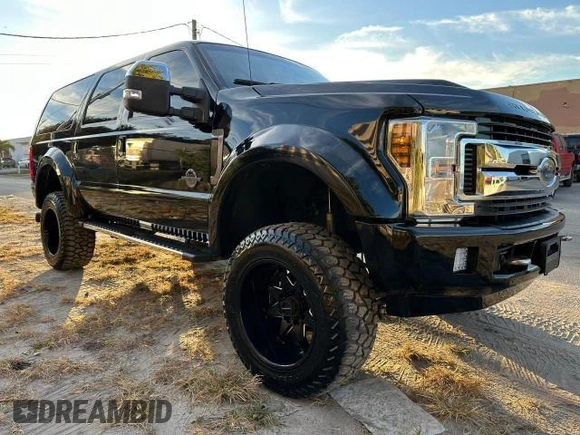 2004 Ford Excursion Eddie Bauer with VIN 1FMSU45P14EA06923, listed as a Copart auction lot 52830855 with 186,217 mi miles and Clean Title. Bid and sale history available at DreamBid. Image 4.