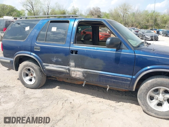 1999 Chevrolet Blazer LS z VIN 1GNCS13W1X2120019, wystawiony jako IAAI lot #41766379 z przebiegiem Nie podano mil oraz . Historia ofert i sprzedaży dostępna na DreamBid. Obrazek 6.