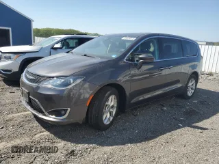2018 Chrysler Pacifica Touring Plus z VIN 2C4RC1FG4JR117046, wystawiony jako Copart lot #56523015 z przebiegiem 42 675 mil mil oraz Szkoda całkowita • Salvage title. Historia ofert i sprzedaży dostępna na DreamBid. Obrazek 1.