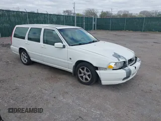 2000 Volvo V70 with VIN YV1LW61J5Y2685130, listed as a IAAI auction lot 41915016 with 222,386 mi miles. Bid and sale history available at carsss.com. Image 1.