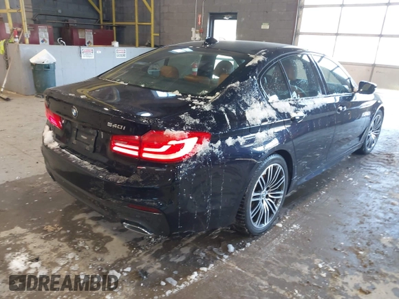 2020 BMW 5 Series 540i xDrive z VIN WBAJS3C06LCE00319, wystawiony jako IAAI lot #41384030 z przebiegiem 49 941 mil mil oraz . Historia ofert i sprzedaży dostępna na DreamBid. Obrazek 4.