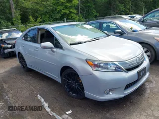 2010 Lexus HS 250h z VIN JTHBB1BA9A2000713, wystawiony jako IAAI lot #42331086 z przebiegiem 230 581 mil mil oraz . Historia ofert i sprzedaży dostępna na DreamBid. Obrazek 1.