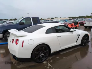 2011 Nissan GT-R Premium z VIN JN1AR5EF6BM240043, wystawiony jako Copart lot #74925154 z przebiegiem Nie podano mil oraz Szkody całkowita. Historia ofert i sprzedaży dostępna na DreamBid. Obrazek 3.