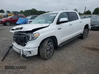 2020 Toyota Tundra Platinum z VIN 5TFAY5F17LX876201, wystawiony jako Copart lot #62346095 z przebiegiem 62 518 mil mil oraz Szkoda całkowita • Salvage title. Historia ofert i sprzedaży dostępna na DreamBid. Obrazek 1.