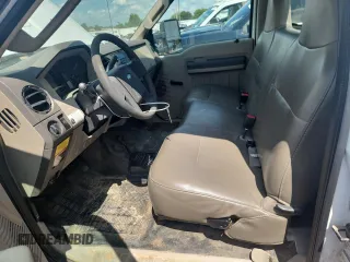 2008 Ford F-450 XL z VIN 1FDXF47R08EE56101, wystawiony jako Copart lot #64378555 z przebiegiem 51 314 mil mil oraz Czysty tytuł • Clean title. Historia ofert i sprzedaży dostępna na DreamBid. Obrazek 7.
