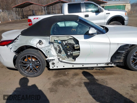 2020 BMW Z4 sDrive30i z VIN WBAHF3C09LWW54993, wystawiony jako IAAI lot #41757841 z przebiegiem Nie podano mil oraz . Historia ofert i sprzedaży dostępna na DreamBid. Obrazek 19.