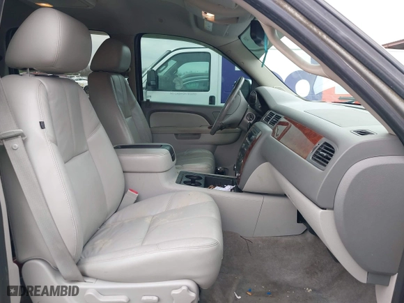 2011 Chevrolet Avalanche LT with VIN 3GNTKFE39BG212642, listed as a IAAI auction lot 41951335 with 221,950 mi miles. Bid and sale history available at carsss.com. Image 5.