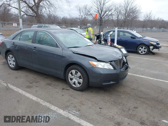2008 Toyota Camry LE z VIN 4T1BE46K78U751994, wystawiony jako IAAI lot #41712149 z przebiegiem 104 933 mil mil oraz . Historia ofert i sprzedaży dostępna na DreamBid. Obrazek 1.