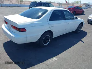 1999 Toyota Camry LE z VIN 4T1BG22K0XU904122, wystawiony jako IAAI lot #42305293 z przebiegiem 243 182 mil mil oraz . Historia ofert i sprzedaży dostępna na DreamBid. Obrazek 4.