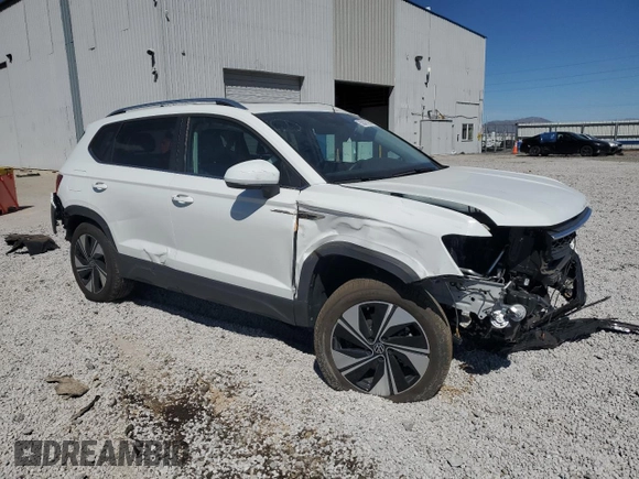 2024 Volkswagen Taos SE z VIN 3VVVX7B22RM047874, wystawiony jako Copart lot #50421665 z przebiegiem 4 744 mil mil oraz Szkoda całkowita • Salvage title. Historia ofert i sprzedaży dostępna na DreamBid. Obrazek 4.