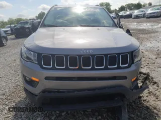 2019 Jeep Compass Latitude z VIN 3C4NJDBB4KT641523, wystawiony jako Copart lot #56635905 z przebiegiem Nie podano mil oraz Szkoda całkowita • Salvage title. Historia ofert i sprzedaży dostępna na DreamBid. Obrazek 5.