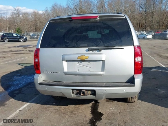 2014 Chevrolet Suburban LT with VIN 1GNSKJE75ER152008, listed as a IAAI auction lot 40938852 with 210,489 mi miles. Bid and sale history available at carsss.com. Image 16.