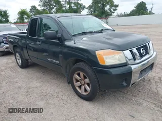 2008 Nissan Titan XE z VIN 1N6BA06A98N357033, wystawiony jako IAAI lot #42334366 z przebiegiem 159 861 mil mil oraz . Historia ofert i sprzedaży dostępna na DreamBid. Obrazek 1.
