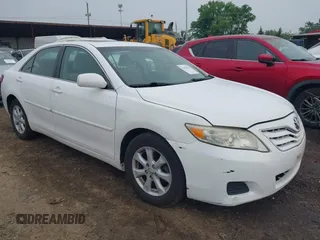 2011 Toyota Camry LE z VIN 4T4BF3EK4BR097459, wystawiony jako IAAI lot #42429567 z przebiegiem 156 796 mil mil oraz . Historia ofert i sprzedaży dostępna na DreamBid. Obrazek 1.