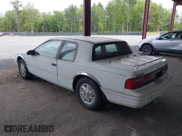 1992 Mercury Cougar z VIN 1MEPM6045NH646487, wystawiony jako IAAI lot #42345310 z przebiegiem 72 579 mil mil oraz . Historia ofert i sprzedaży dostępna na DreamBid. Obrazek 3.