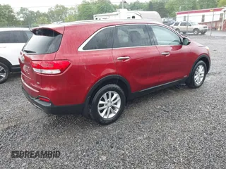 2017 Kia Sorento LX z VIN 5XYPGDA30HG314280, wystawiony jako IAAI lot #42224601 z przebiegiem 51 875 mil mil oraz . Historia ofert i sprzedaży dostępna na DreamBid. Obrazek 4.