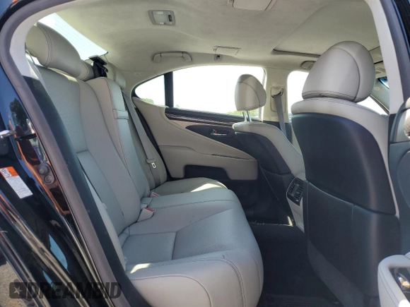 2015 Lexus LS 460 z VIN JTHBL5EF3F5137129, wystawiony jako Copart lot #54654675 z przebiegiem 62 489 mil mil oraz Szkoda całkowita • Salvage title. Historia ofert i sprzedaży dostępna na DreamBid. Obrazek 10.