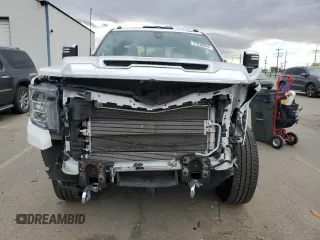 2021 GMC Sierra 3500HD Denali z VIN 1GT49WEY2MF126307, wystawiony jako Copart lot #77030854 z przebiegiem 49 598 mil mil oraz Szkoda całkowita • Salvage title. Historia ofert i sprzedaży dostępna na DreamBid. Obrazek 5.