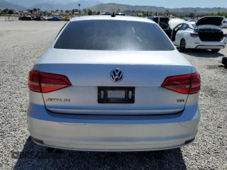 2015 Volkswagen Jetta SE z VIN 3VWD17AJ2FM263186, wystawiony jako Copart lot #57437705 z przebiegiem 106 760 mil mil oraz Szkoda całkowita • Salvage title. Historia ofert i sprzedaży dostępna na DreamBid. Obrazek 6.