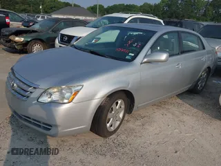 2005 Toyota Avalon XL z VIN 4T1BK36B45U052711, wystawiony jako IAAI lot #42363850 z przebiegiem 175 331 mil mil oraz . Historia ofert i sprzedaży dostępna na DreamBid. Obrazek 2.
