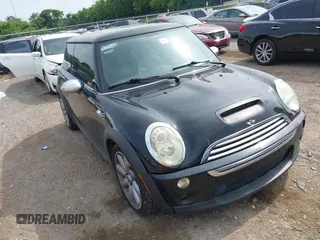 2005 MINI Hardtop S z VIN WMWRE33475TD92196, wystawiony jako IAAI lot #42492221 z przebiegiem 145 829 mil mil oraz . Historia ofert i sprzedaży dostępna na DreamBid. Obrazek 1.