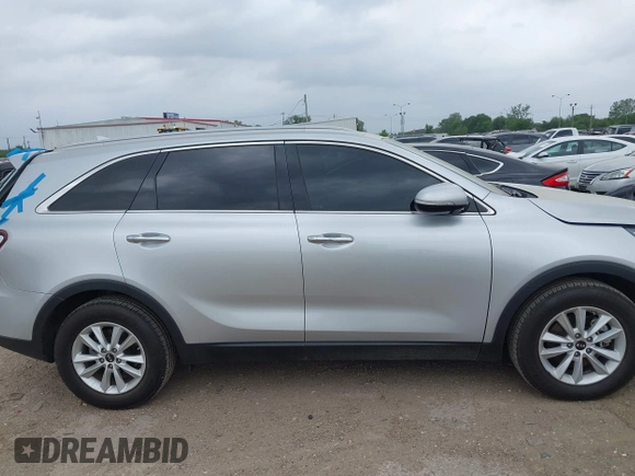 2019 Kia Sorento LX z VIN 5XYPG4A5XKG447654, wystawiony jako IAAI lot #41943667 z przebiegiem 84 241 mil mil oraz . Historia ofert i sprzedaży dostępna na DreamBid. Obrazek 13.
