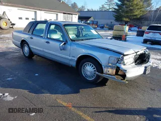 1997 Lincoln Town Car Cartier z VIN 1LNLM83W9VY661126, wystawiony jako IAAI lot #41456847 z przebiegiem 160 710 mil mil oraz . Historia ofert i sprzedaży dostępna na DreamBid. Obrazek 1.