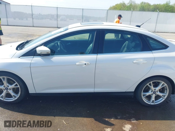 2016 Ford Focus Titanium z VIN 1FADP3J23GL358772, wystawiony jako IAAI lot #42103694 z przebiegiem 85 290 mil mil oraz . Historia ofert i sprzedaży dostępna na DreamBid. Obrazek 14.