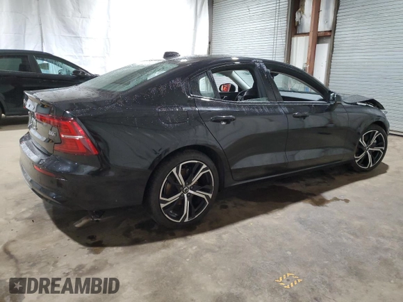2024 Volvo S60 Core Dark Theme z VIN 7JRL12TK7RG324393, wystawiony jako Copart lot #49817315 z przebiegiem 14 985 mil mil oraz Szkoda całkowita • Salvage title. Historia ofert i sprzedaży dostępna na DreamBid. Obrazek 3.