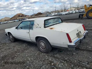 1985 Cadillac Eldorado z VIN 1G6EL578XFE673656, wystawiony jako Copart lot #86803334 z przebiegiem 94 396 mil mil oraz Tytuł czysty. Historia ofert i sprzedaży dostępna na DreamBid. Obrazek 2.