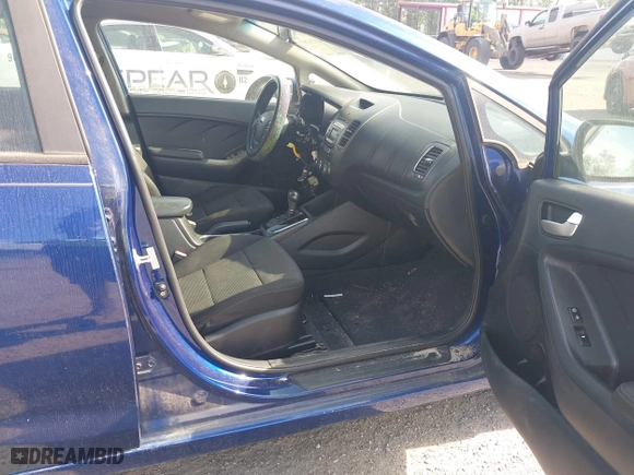 2018 Kia Forte LX with VIN 3KPFK4A71JE226693, listed as a IAAI auction lot 42094700 with 140,906 mi miles. Bid and sale history available at carsss.com. Image 5.