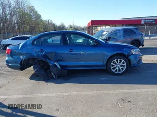 2015 Volkswagen Jetta SE z VIN 3VWD07AJ4FM285676, wystawiony jako IAAI lot #41787061 z przebiegiem 142 537 mil mil oraz . Historia ofert i sprzedaży dostępna na DreamBid. Obrazek 12.