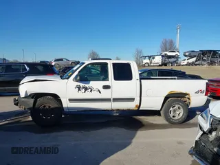 2005 Chevrolet Silverado 1500 Work Truck z VIN 2GCEK19V851367356, wystawiony jako IAAI lot #41448496 z przebiegiem 185 625 mil mil oraz . Historia ofert i sprzedaży dostępna na DreamBid. Obrazek 14.