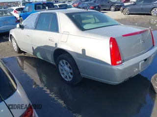 2008 Cadillac DTS 1SC z VIN 1G6KD57Y38U198313, wystawiony jako IAAI lot #42012714 z przebiegiem Nie podano mil oraz . Historia ofert i sprzedaży dostępna na DreamBid. Obrazek 3.