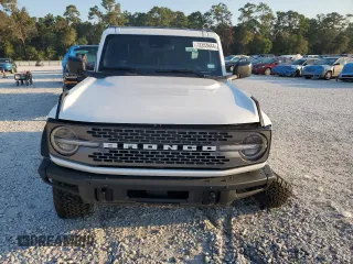 2023 Ford Bronco z VIN 1FMDE5CP6PLB70070, wystawiony jako Copart lot #73353684 z przebiegiem 6 810 mil mil oraz Czysty tytuł • Clean title. Historia ofert i sprzedaży dostępna na DreamBid. Obrazek 5.