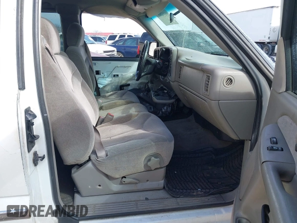 2000 GMC New Sierra 1500 SL with VIN 2GTEC19V0Y1286871, listed as a IAAI auction lot 41752865 with 298,925 mi miles. Bid and sale history available at carsss.com. Image 5.