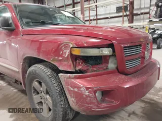 2008 Dodge Dakota Laramie z VIN 1D7HW58N98S634217, wystawiony jako IAAI lot #41739357 z przebiegiem 263 329 mil mil oraz . Historia ofert i sprzedaży dostępna na DreamBid. Obrazek 6.