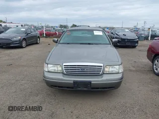 1999 Ford Crown Victoria LX z VIN 2FAFP74W4XX192490, wystawiony jako IAAI lot #41791909 z przebiegiem 115 469 mil mil oraz . Historia ofert i sprzedaży dostępna na DreamBid. Obrazek 6.