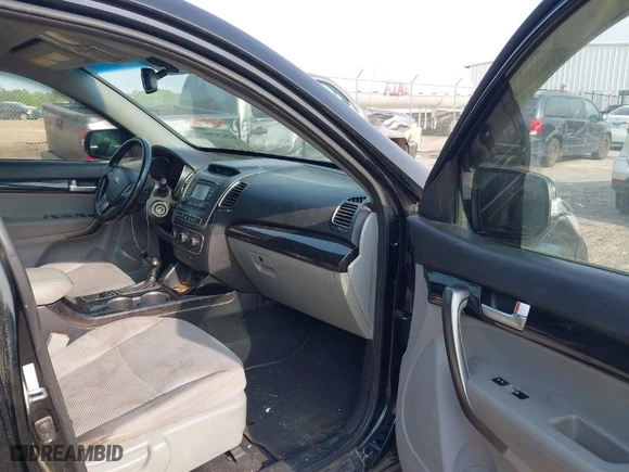 2014 Kia Sorento LX with VIN 5XYKT4A69EG518619, listed as a IAAI auction lot 42029285 with 187,976 mi miles. Bid and sale history available at carsss.com. Image 5.