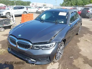2022 BMW 3 Series 330i xDrive z VIN 3MW5R7J07N8C64295, wystawiony jako IAAI lot #40148967 z przebiegiem 25 356 mil mil oraz . Historia ofert i sprzedaży dostępna na DreamBid. Obrazek 2.