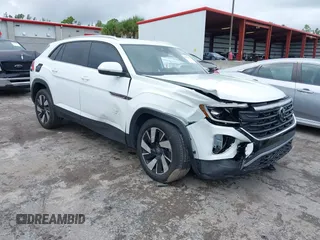2024 Volkswagen Atlas SE z VIN 1V2JE2CA4RC227725, wystawiony jako IAAI lot #40553061 z przebiegiem 11 267 mil mil oraz . Historia ofert i sprzedaży dostępna na DreamBid. Obrazek 1.
